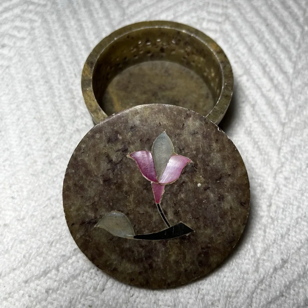 VTG Carved Soapstone Trinket Box Mother of Pearl Floral‎ Inlay Made In India